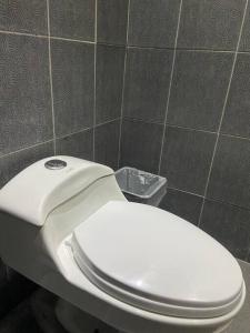 ein weißes WC im Bad mit einer Kachelwand in der Unterkunft استديو بتصميم كلاسيكي أنيق ودخول ذاتي in Riad