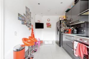 a kitchen with a stove and a counter top at Chic DuoRooms with Modern Comfort for Families in Kent