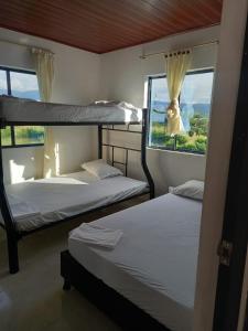 two bunk beds in a room with a window at Casa Quinta la excelencia in Melgar