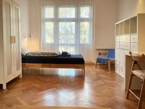sypialnia z łóżkiem i dużym oknem w obiekcie Dom KD KRUK w Łodzi
