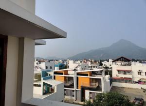 - Vistas a la ciudad desde un edificio en Wind Chimes, en Tiruvannāmalai