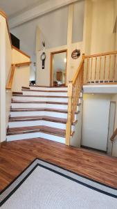 una escalera en una casa con suelo de madera en Pet friendly,3 Queen beds, One-Full bed with Fast free WIFI, en Omaha