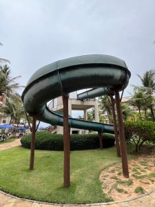 un toboggan au milieu d'un parc dans l'établissement Beach Living - Apt com 2 Quartos - Pé na Areia, à Aquiraz