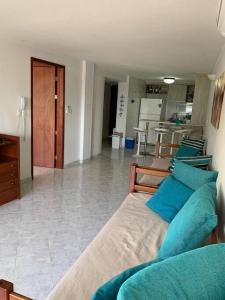 a living room with a couch and a kitchen at Hermoso apartamento con balcón cerca a la mejor playa in San Andrés