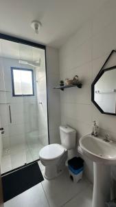 uma casa de banho com um WC, um chuveiro e um lavatório. em Studio Garden 01 Quartos em Caruaru
