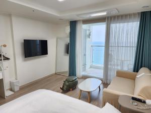 TV a/nebo společenská místnost v ubytování Sokcho Summitbay 1704 "Ocean View"