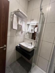 W łazience znajduje się umywalka i prysznic. w obiekcie Andi Hotel w Stambule