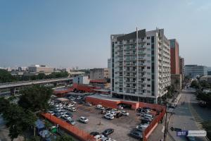 um parque de estacionamento em frente a um edifício alto em MH 50506 - Encantador Studio Expo CN Wi-FI/AC/VG em São Paulo