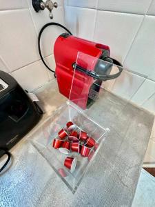 una pila de corazones rojos en un recipiente de plástico en Departamento con vista al Abasto en Buenos Aires