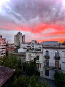 een uitzicht op een stad met een bewolkte lucht bij Departamento con vista al Abasto in Buenos Aires