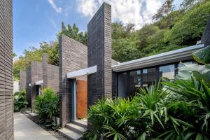 uma casa moderna com tijolo preto em Rhy.a Private Pool Villa em Ko Larn