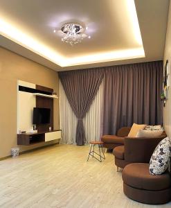 uma sala de estar com um sofá e uma televisão em Amadel Residence 爱媄德民宿 14 em Malaca