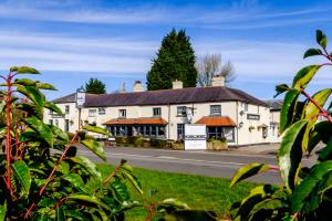 um grande edifício branco no lado de uma estrada em Casa Mere Manchester; Sure Hotel Collection by Best Western em Knutsford