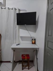 a white desk with a tv on top of it at Suíte com ar condicionado próximo ao Estádio Mangueirão in Belém