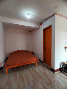 1 dormitorio con 1 cama y puerta grande en AUNORA Family Rooms, 