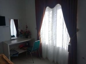 Camera con finestra, scrivania e sedia di Ratu Balqis Homestay a Banda Aceh