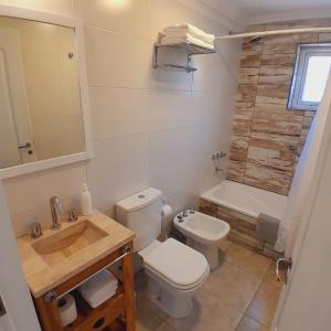 ein Badezimmer mit Toilette, Waschbecken und Badewanne in der Unterkunft Los Coirones Aparts - El Chaltén - Patagonia in El Chalten