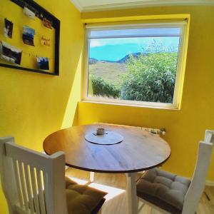 a table and chairs in a room with a window at Los Coirones Aparts - El Chaltén - Patagonia in El Chalten
