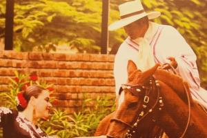 Un uomo che cavalca un cavallo accanto a una donna di onechako101 a Víctor Larco Herrera