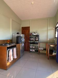 Una cocina o zona de cocina en Casa Ula, en el corazón de Uvita