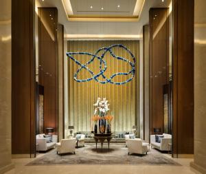 eine Lobby mit einem großen Kronleuchter in einem Hotel in der Unterkunft Sheraton Grand Jakarta Gandaria City Hotel in Jakarta