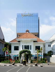 un edificio frente a un edificio alto en Vasaka Maison Bandung en Bandung