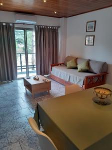 a living room with a bed and a table at Departamento La Plaza in La Falda