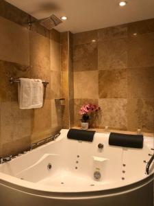 uma grande banheira na casa de banho com em Chanka Suites em Talavera