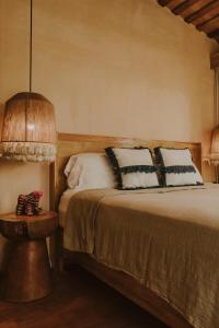 1 dormitorio con 1 cama y 1 mesa con lámpara en Las Haditas, en Chiapa de Corzo