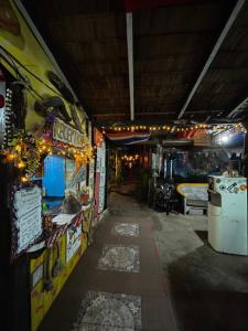 een kamer met een eetkraam met verlichting bij Beach Shack Chalet - Garden View Aframe Small Unit in Tioman Island