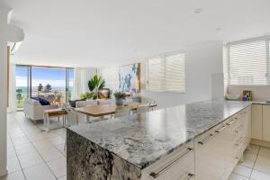 Fotografie z fotogalerie ubytování Beachside Stunning 3-Bed with Ocean View & Pool v destinaci Caloundra