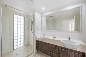 Fotografie z fotogalerie ubytování Beachside Stunning 3-Bed with Ocean View & Pool v destinaci Caloundra
