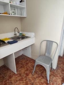 una silla sentada en una cocina junto a un fregadero en Loft Florentino 302, en Lima