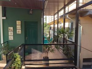 伊瓜蘇港的住宿－Bonpland departamentos，绿色房子,设有阳台和门