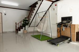 Fitness centrum a/nebo fitness zařízení v ubytování 2B Cozy Hostel ตรัง
