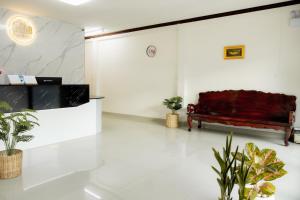 uma sala de estar com um banco vermelho no canto em 2B Cozy Hostel ตรัง em Trang
