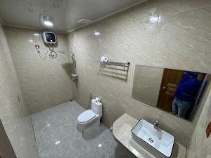 ソドゥーにあるONE SEASON THODDOOのバスルーム(トイレ、洗面台、鏡付)