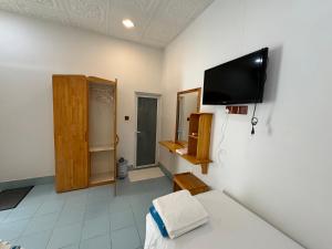 Zimmer mit einem Flachbild-TV an der Wand in der Unterkunft ONE SEASON THODDOO in Thoddoo-Atoll
