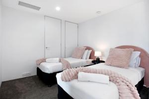 Postel nebo postele na pokoji v ubytování Q Tower at Surfers Paradise - Self Contained & Privately Managed - Wow Stay