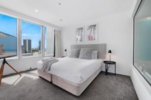 Postel nebo postele na pokoji v ubytování Q Tower at Surfers Paradise - Self Contained & Privately Managed - Wow Stay