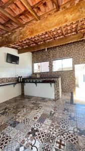 Zimmer mit einer Steinmauer und Fliesenboden in der Unterkunft Pousada Três Marias Cachoeira Paulista in Cachoeira Paulista