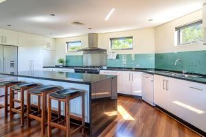 Η κουζίνα ή μικρή κουζίνα στο Bay Largo I Private Properties