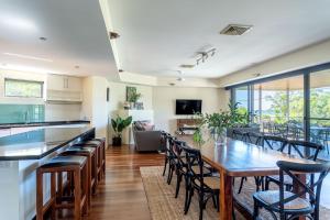 Μια τηλεόραση ή/και κέντρο ψυχαγωγίας στο Bay Largo I Private Properties