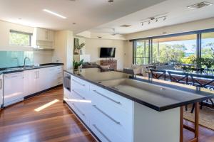 Η κουζίνα ή μικρή κουζίνα στο Bay Largo I Private Properties +21 φωτογραφίες