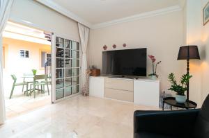 TV a/nebo společenská místnost v ubytování Beautiful 2 Bedroom Penthouse Terrazas Del Duque