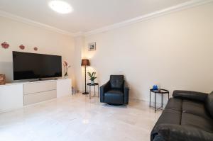TV a/nebo společenská místnost v ubytování Beautiful 2 Bedroom Penthouse Terrazas Del Duque