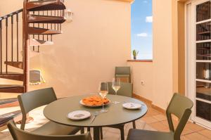Posezení v ubytování Beautiful 2 Bedroom Penthouse Terrazas Del Duque