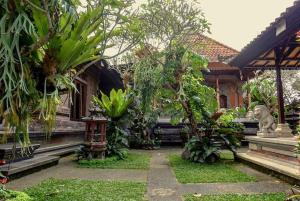een tuin voor een huis met planten bij Homestay Jro Mangku Gede House in Penginyahan