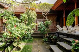 a garden in front of a house with plants at Homestay Jro Mangku Gede House in Penginyahan