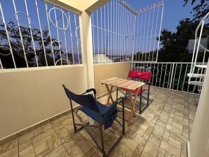 einen Balkon mit einem Tisch und Stühlen in der Unterkunft La Casa del Zoomat in Tuxtla Gutiérrez